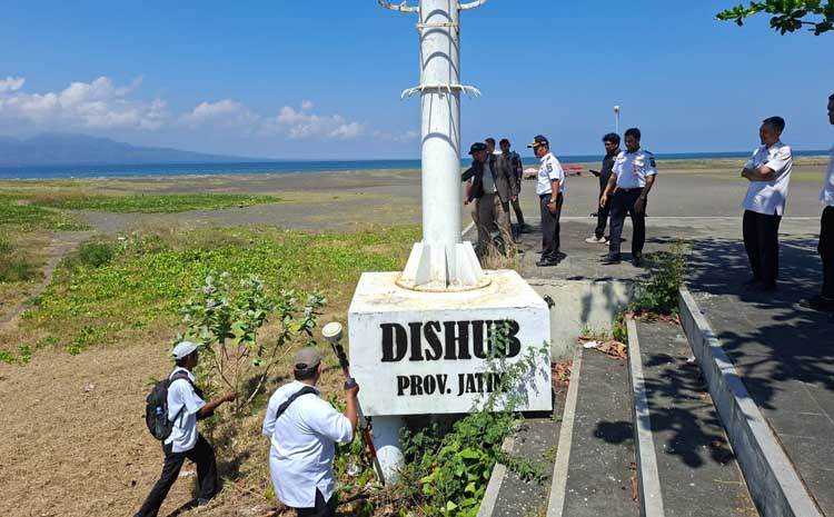 Tim dari BPN Banyuwangi mengukur lahan di Marina Boom untuk menentukan titik batas terkait sengketa aset antara Pemprov dan Pemkab Banyuwangi, Senin (11/8).