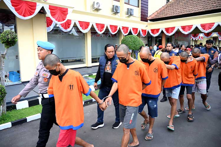 Para sindikat curanmor yang beraksi di wilayah Banyuwangi selatan digiring ke tempat rilis perkara di teras Polresta Banyuwangi, Selasa (12/8).