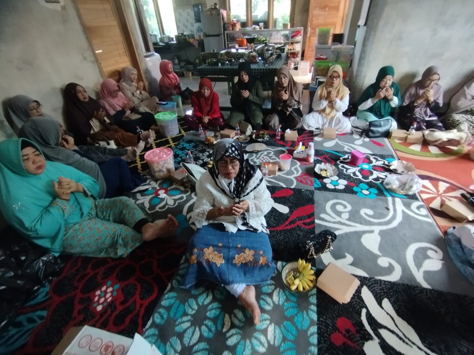 Silaturahmi hangat dan penuh kekeluargaan mewarnai pertemuan ke-7 Alumni KBIHU Sabilillah Banyuwangi 2024 dengan suasana penuh berkah.