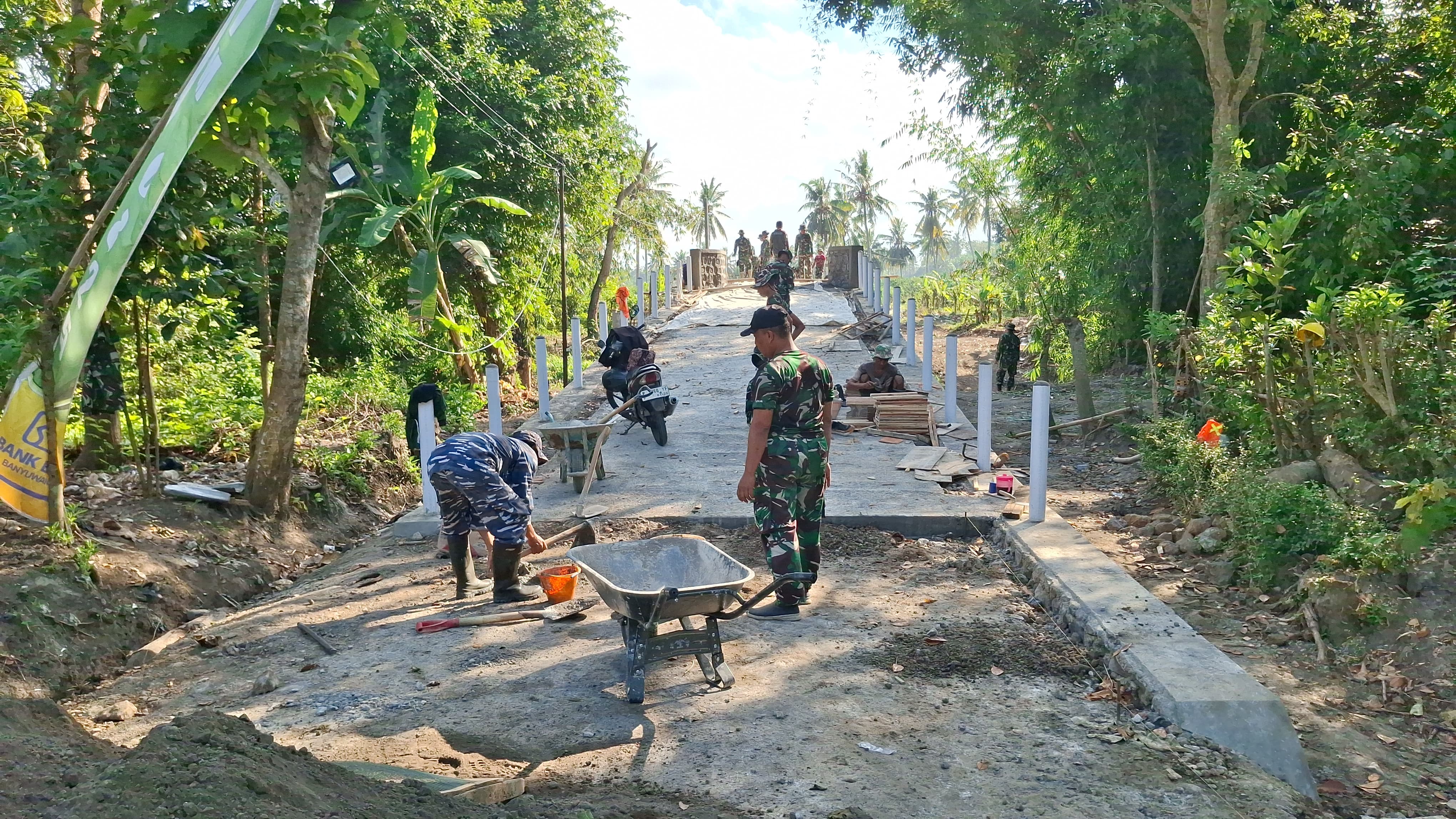 Jembatan TMMD ke-125 di Siliragung Banyuwangi hampir rampung, warga segera nikmati akses lancar.