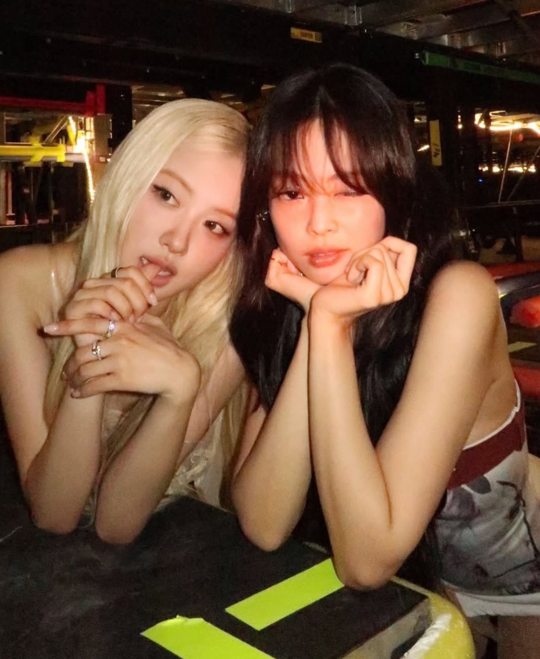Foto Ros&eacute; dan Jennie BLACKPINK viral, emunculan Jisoo di latar belakang memicu reaksi warganet.