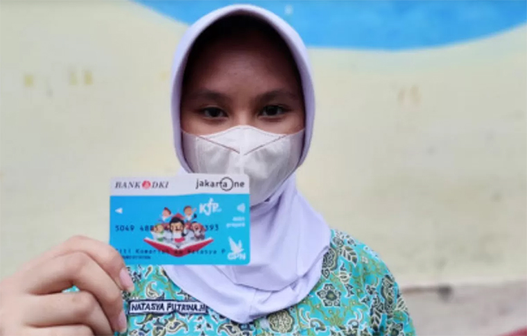 ILUSTRASI siswa menunjukkan Kartu Jakarta Pintar (KJP).