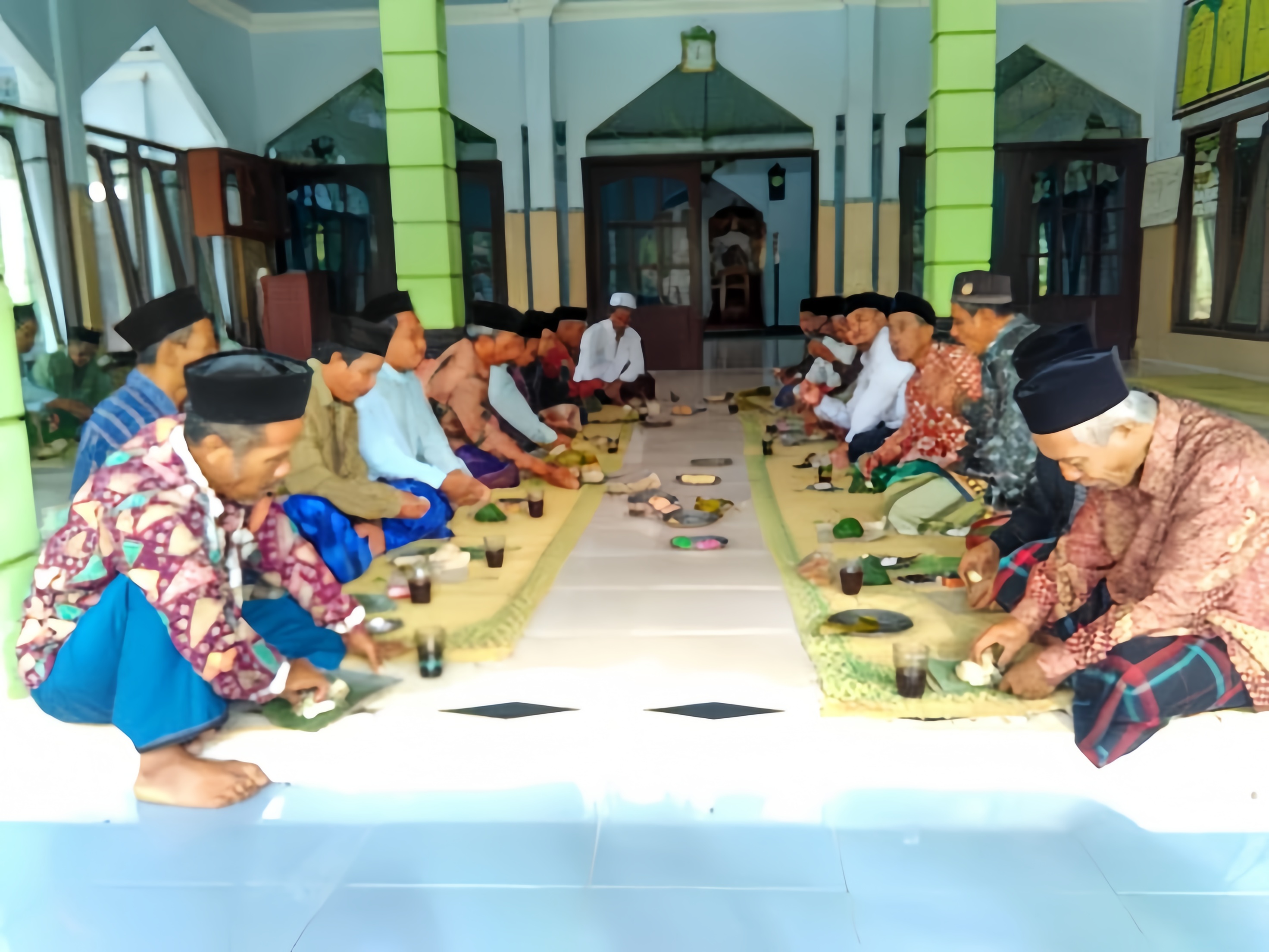 Warga menggelar doa bersama di masjid saat Rebo Wekasan, tradisi Rabu terakhir Safar yang dipercaya menolak bala.
