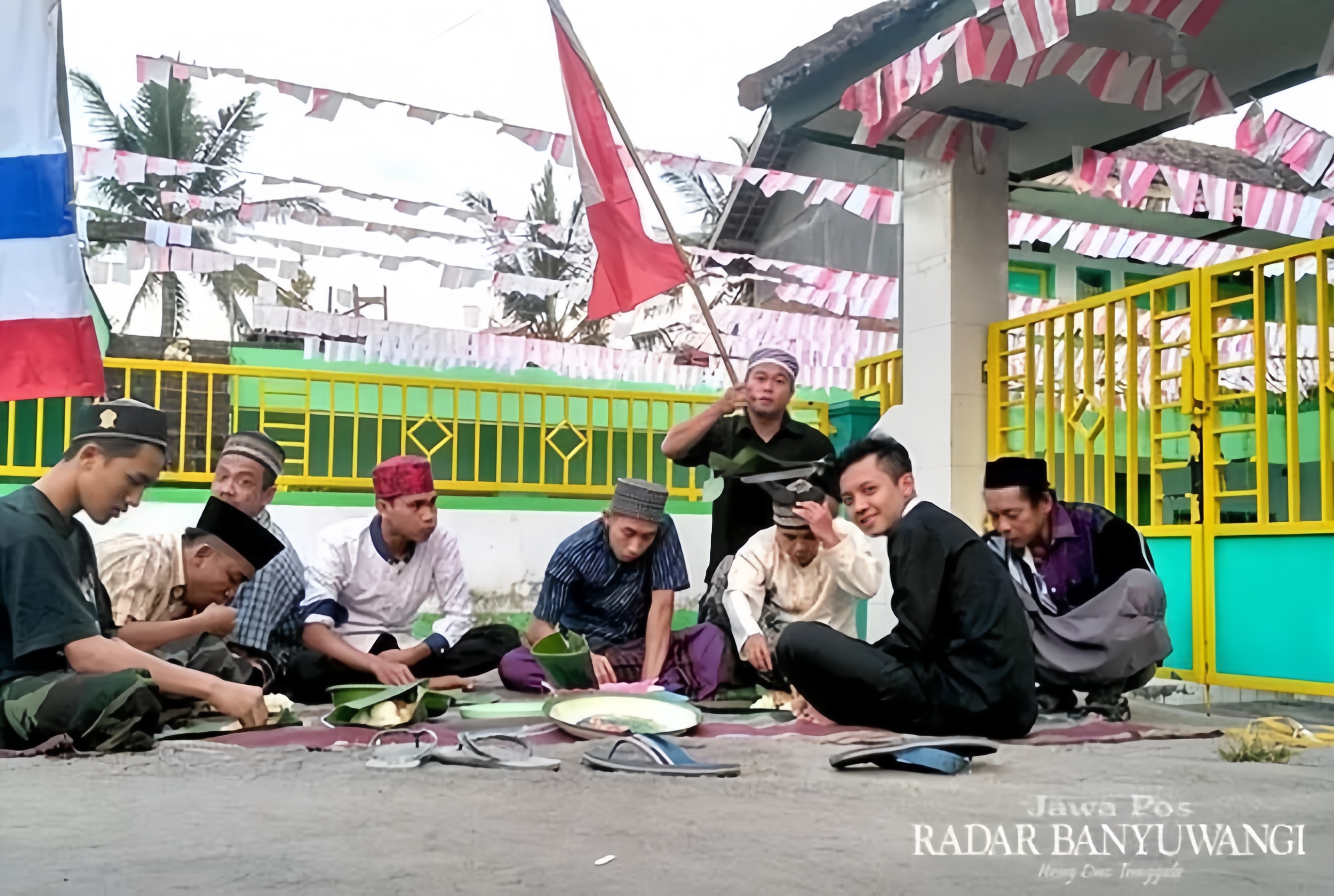 Sejumlah warga Desa Kelir, Kecamatan Kalipuro, bersama menggelar selamatan Sego Golongan saat Rebo Wekasan, tanda syukur dan doa menolak bala.