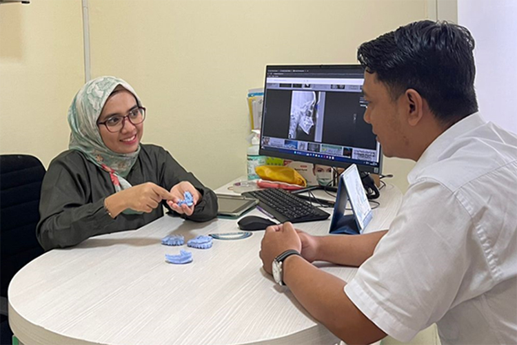 PELAYANAN: drg Iyanda Vemala SpOrt bersama pasien yang konsultasi gigi di RSU Bhakti Husada Krikilan, Kecamatan Glenmore.