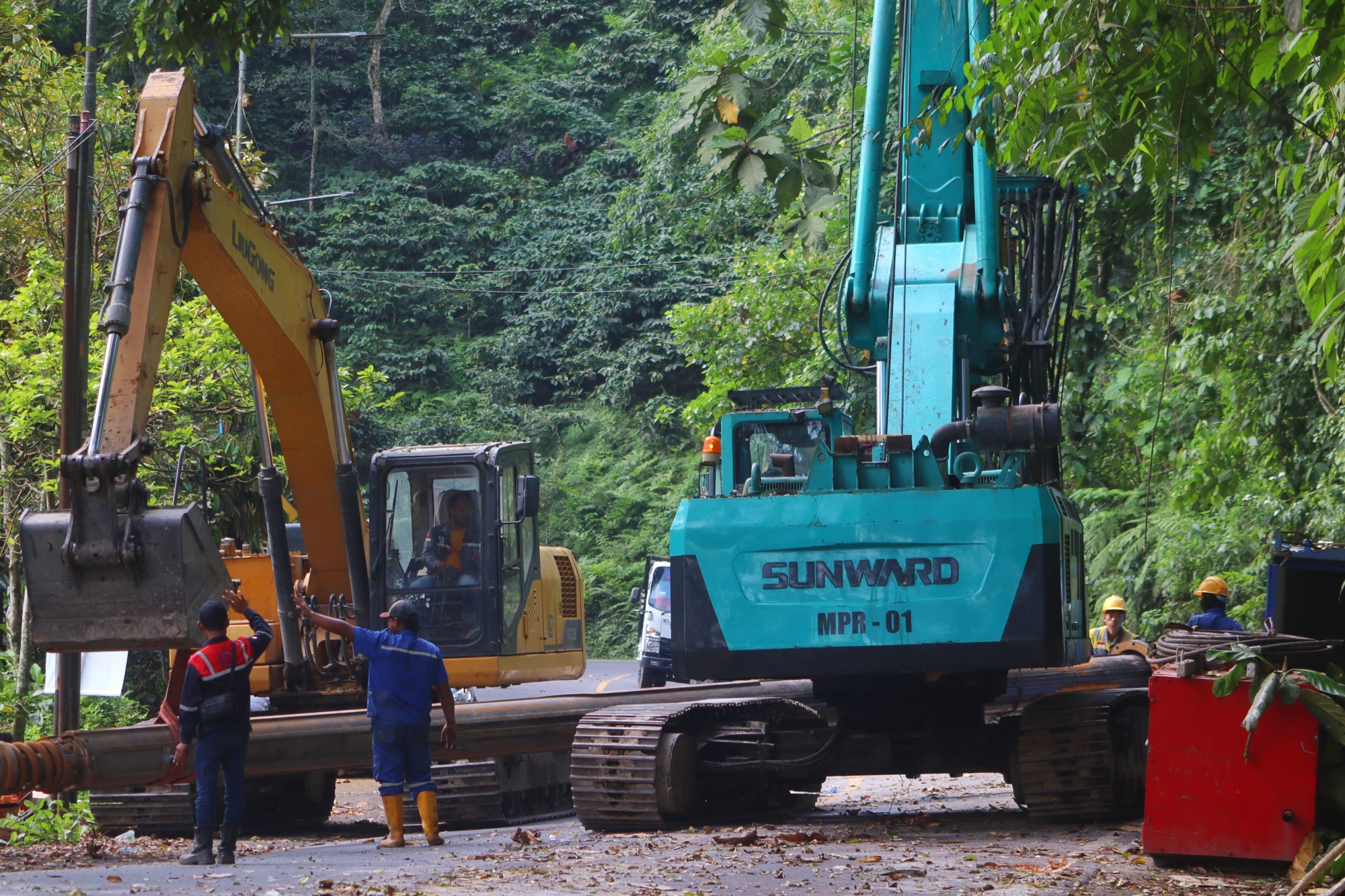 Salah satu mesin bore pile di lokasi perbaikan Jalur Gumitir melakukan pengeboran.