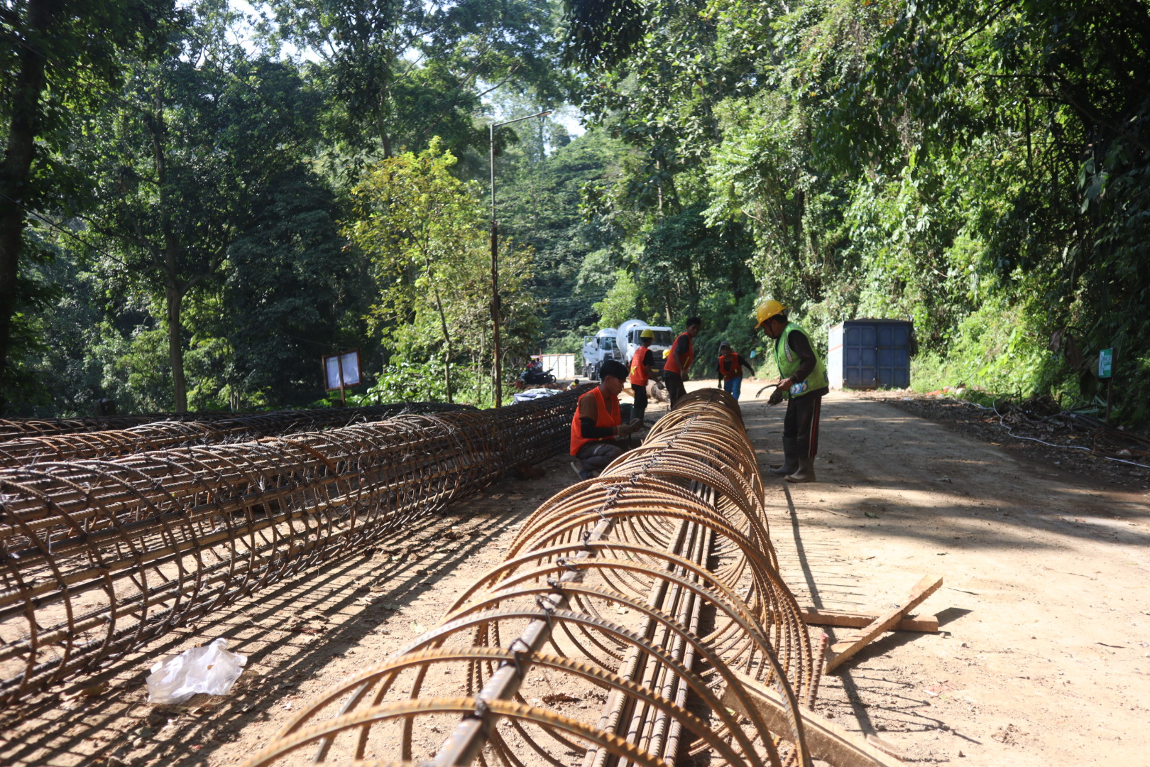 Pekerja merakit besi tulangan sebagai penguat dasar jalan di Jalur Gumitir sebelum dicor.
