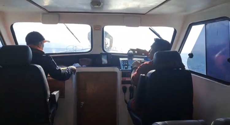 Tim dari PT Buto dan KSOP Tanjungwangi melakukan survei di perairan Selat Bali, tepatnya di titik koordinat bangkai KMP Tunu Pratama Jaya tenggelam, Selasa (12/8).