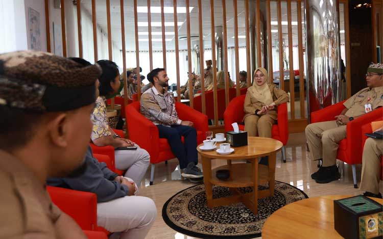 BEBER PROGRAM: Bupati Ipuk Fiestiandani berdialog dengan Co-CEO & Co-Founder Noora Health dr. Shahed Alam di kantor Pemkab Banyuwangi Senin lalu (11/8).