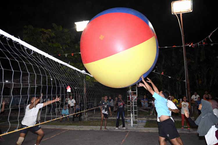 Warga RT 1/RW 4 Kelurahan Tamanbaru, Banyuwangi merayakan Agustusan dengan menggelar lomba voli dengan menggunakan bola ukuran jumbo, Selasa malam (12/8).