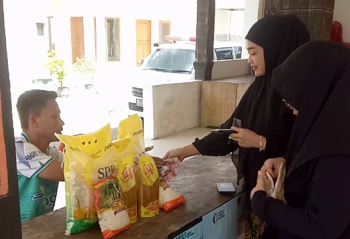 Warga belanja di Pasar Murah TMMD Kodim 0825 di Balai Desa Kesilir, Siliragung, Banyuwangi.