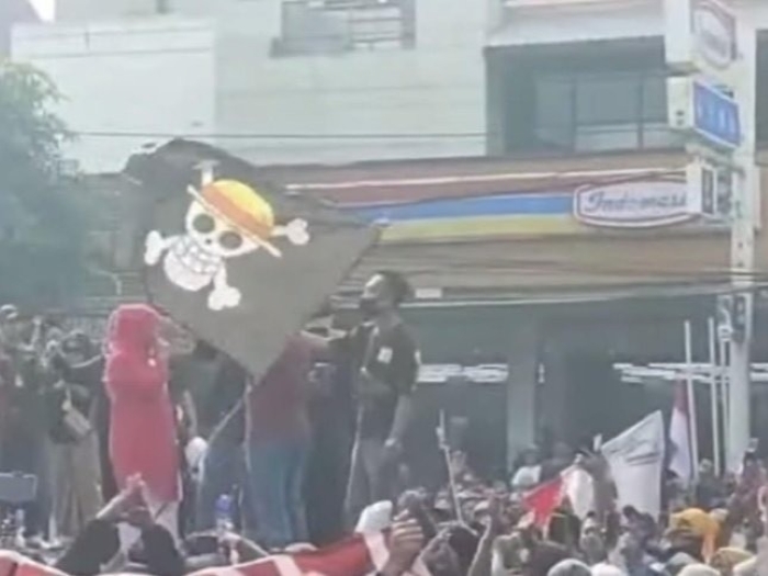 Bendera One Piece berkibar di tengah demo Pati yang berlangsung Rabu (13/8).