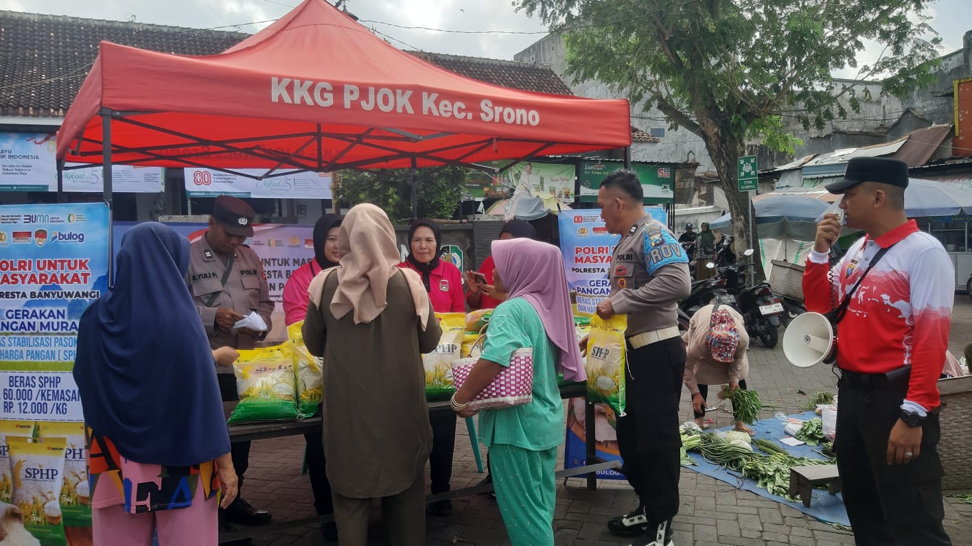 Beras murah Rp12 ribu per kilogram di Banyuwangi diserbu ribuan warga.