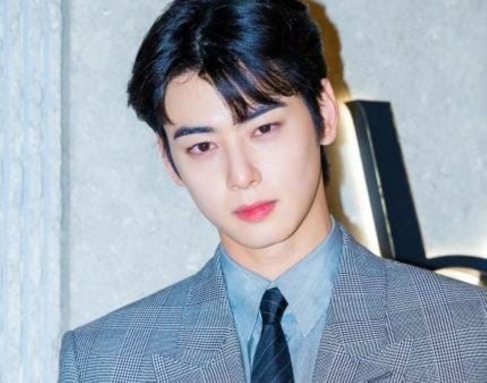 Tampilan terbaru Cha Eunwoo, tampak berbeda tidak seperti saat di panggung.