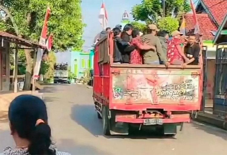 BERANGKAT: Warga Pati naik bak truk terbuka disaksiskan para emak-emak.
