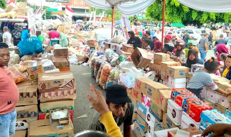 PENYOKONG AKSI: Salah satu posko donasi di kawasan Alun-alun Simpang Lima Pati dipenuhi bantuan logistik seperti air mineral dan makanan, Selasa (13/8).