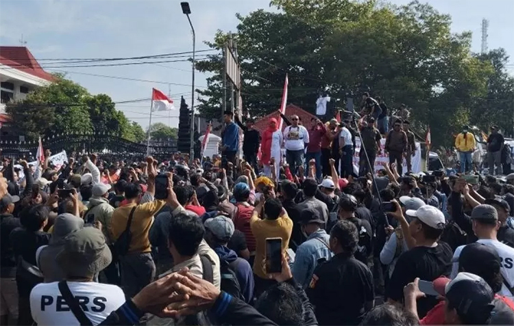 Ribuan warga Pati gelar demo 13 Agustus 2025. Meski PBB-P2 batal naik, tuntutan warga untuk Bupati Sudewo justru bertambah.