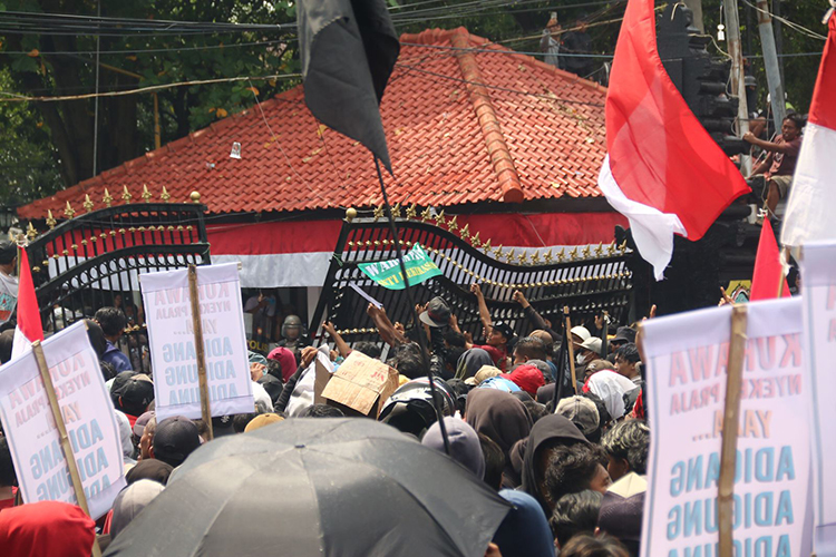 Pintu gerbang Pendopo Bupati Pati dirobohkan massa. Mereka juga bentrok dengan aparat keamanan.
