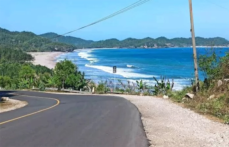 Tiga pantai yang bakal dilewati oleh trayek baru bus Damri via JLS, diantaranya: Pantai Jodrono, Pantai Puring, dan Pantai Soge.