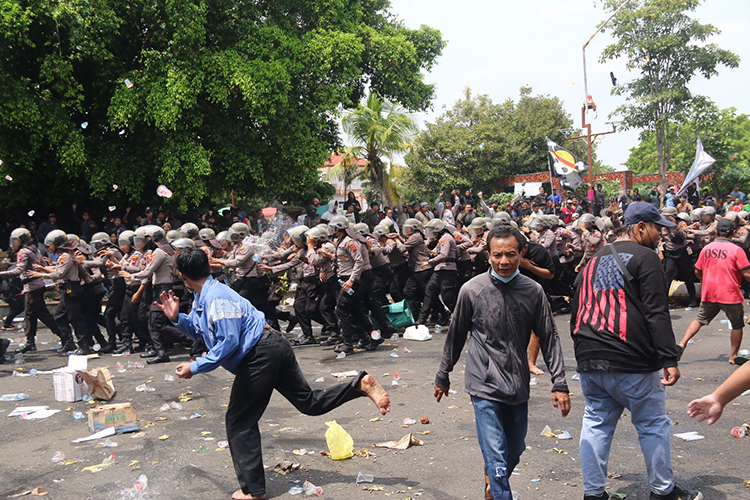 Massa demo 13 Agustus di Pati, Jawa Tengah, menyerang aparat keamanan.