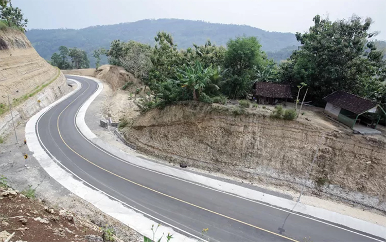 BERLIKU: Jalur lintas di Kabupaten Malang didominasi jalan yang berkelok.