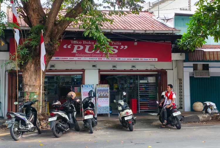 AGAR WASPADA: Surat pemberitahuan dari pemerintah desa setempat agar menutup toko saat ada demo besar hari ini.