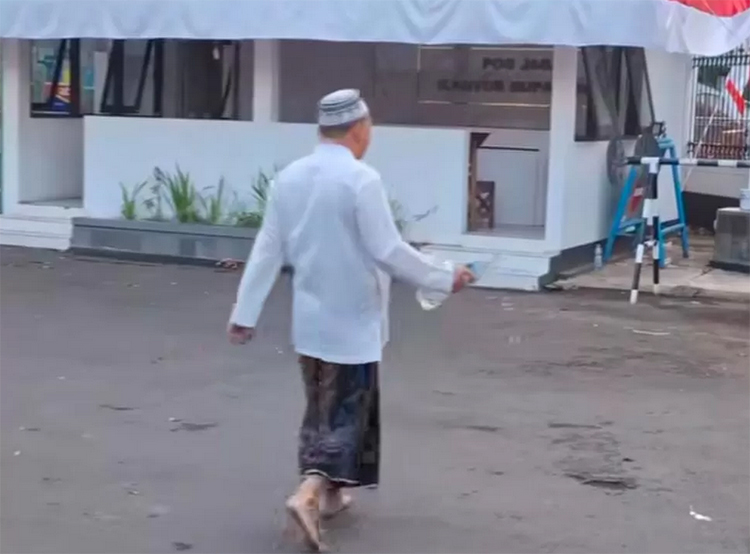 RITUAL: Gebyur air di pintu masuk gerbang Setda Pemkab Pati.