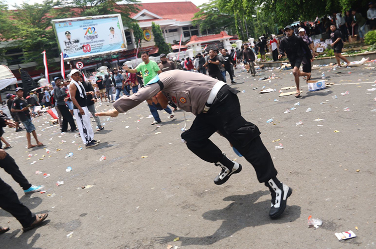 Polisi ikut menjadi korban amukan massa demo 13 Agustus di Pati, Jawa Tengah.
