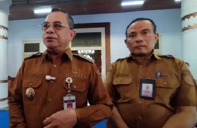 Bupati Pati Sudewo (kiri). Rencananya, warga siap gelar aksi besar 13 Agustus 2025 hari ini.