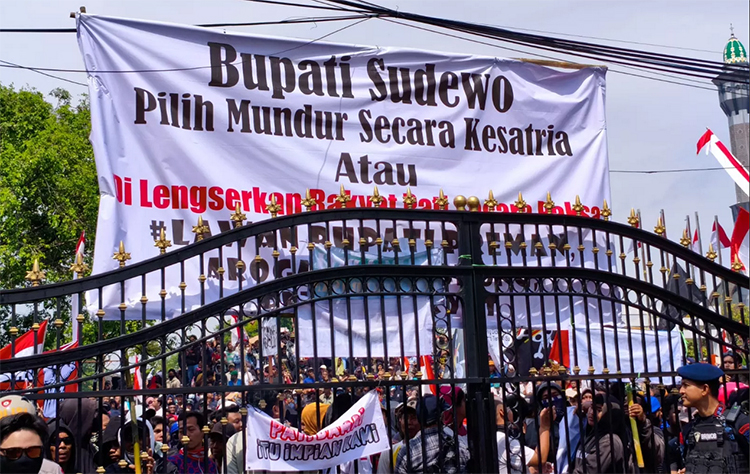 Massa aksi demo 13 Agustus menuntut Bupati Pati Sadewo mundur dari jabatannya.