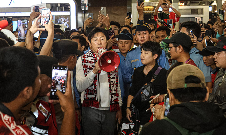 Mantan Pelatih Timnas Indonesia Shin Tae-Yong menyapa suporter di Terminal 3, Bandara Soekarno-Hatta, Tangerang, Banten, beberapa waktu lalu.