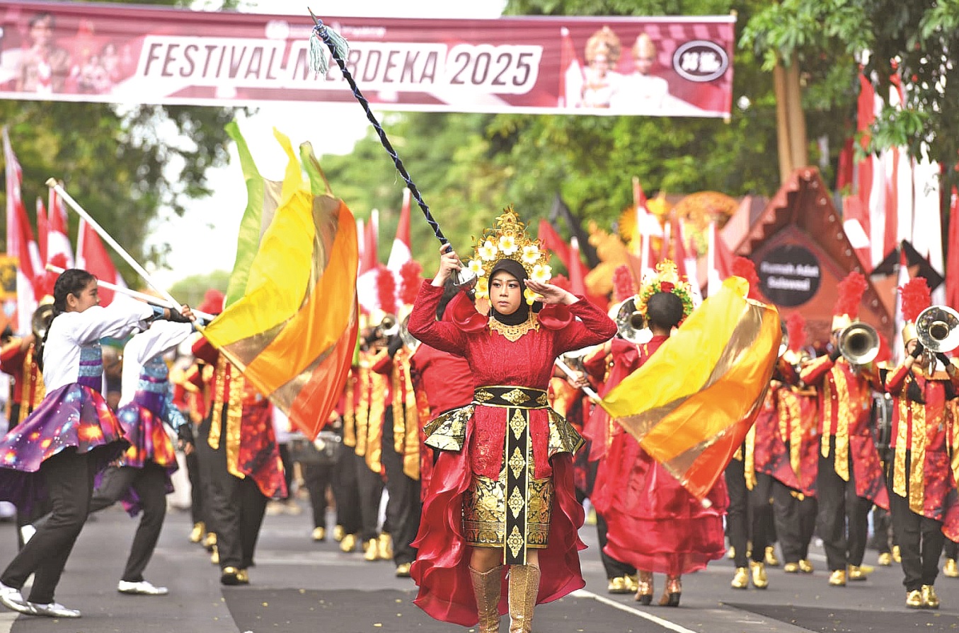 PENUH WARNA: Perwakilan SMPN 1 Banyuwangi Khansa Shazia Anezka Priambodo saat tampil dalam Festival Merdeka Kamis (14/8).