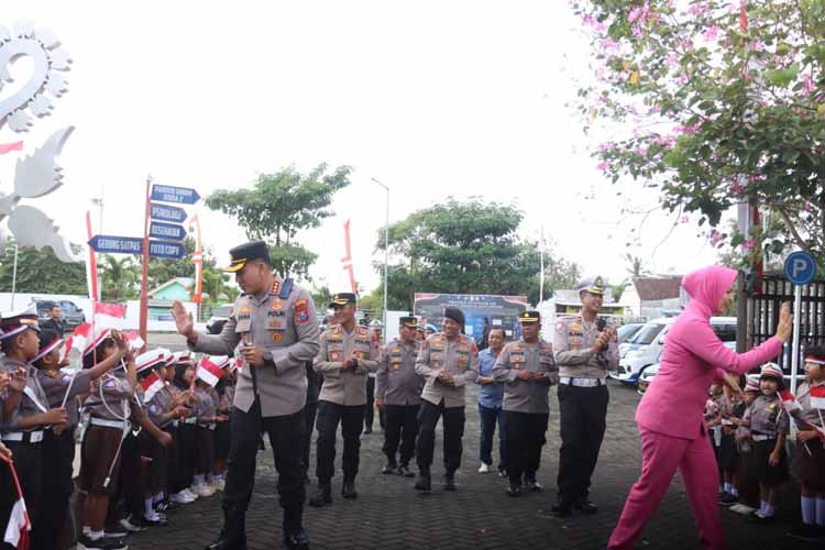 TOS TANGAN: Kapolresta Kombespol Rama Samtama Putra bersama Ketua Bhayangkari menyapa siswa-siswi TK Kemala Bhayangkari 34 Banyuwangi, Kamis (14/8).