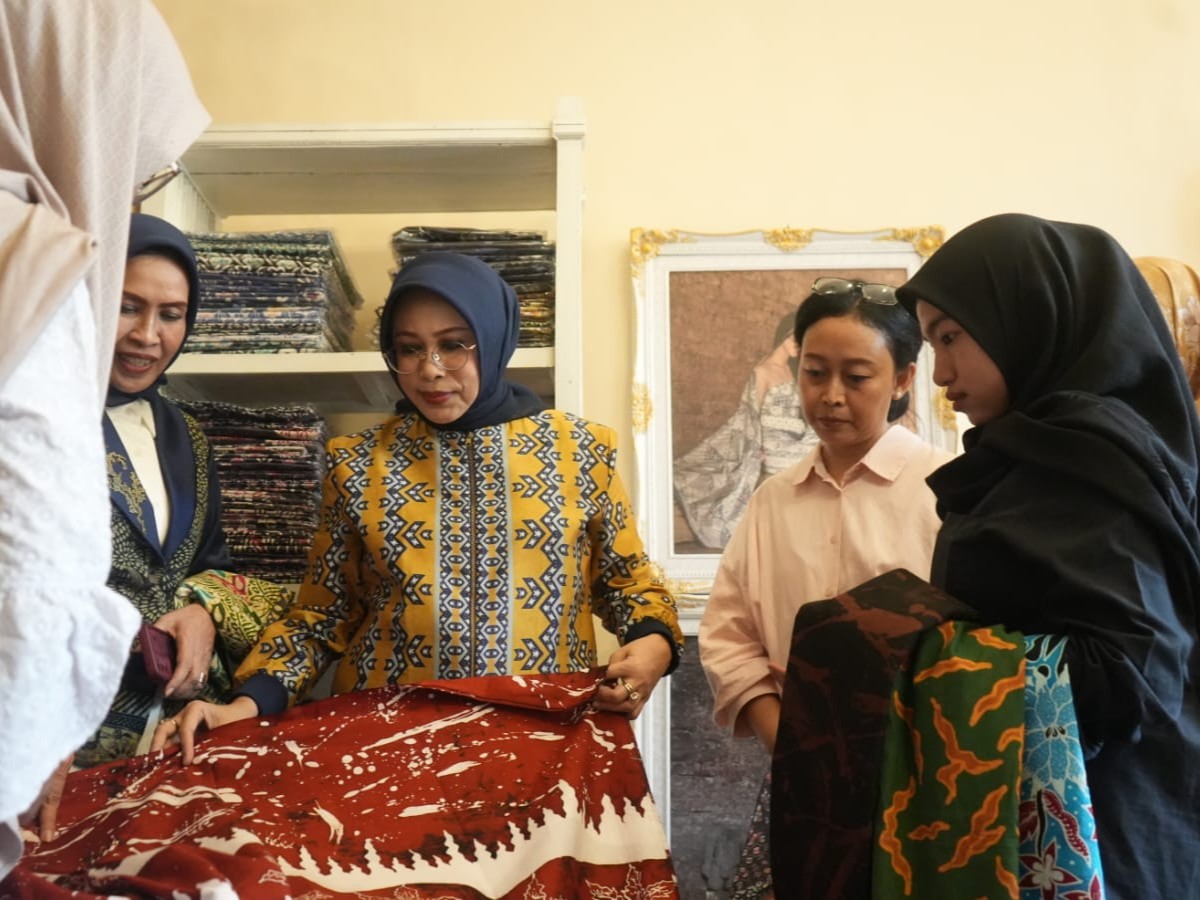 Karya hasil tangan Adinda mendapat apresiasi oleh Istri Menteri Sosial RI Fatma Saifullah Yusuf.