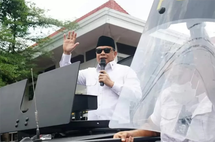 Bupati Pati Sudewo saat menemui massa demo 13 Agustus di halaman pendapa Pati, Rabu (13/8).