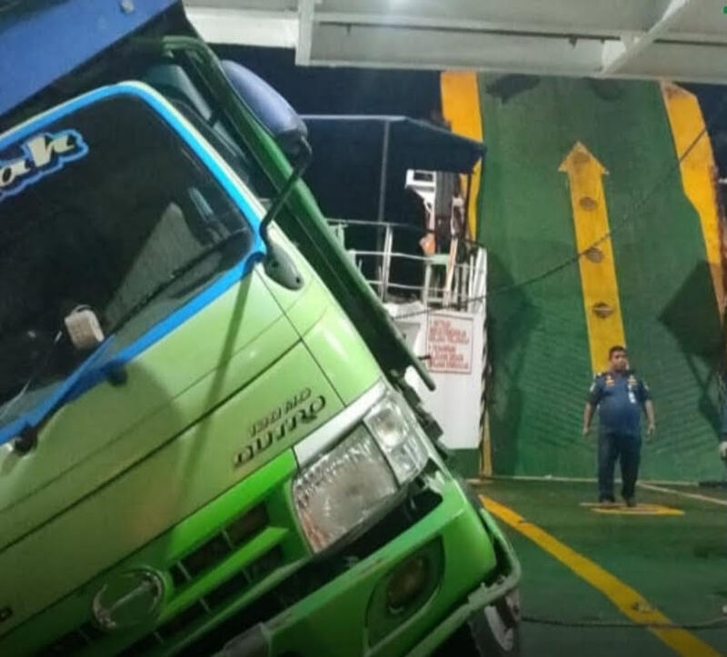 OMBAK BESAR: Muatan KMP Nusa Dua miring dan nyaris terguling