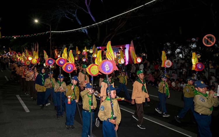 WARNA-WARNI: Peserta dari SDN 4 Penganjuran ikut memeriahkan festival sepeda hias dan lampion.