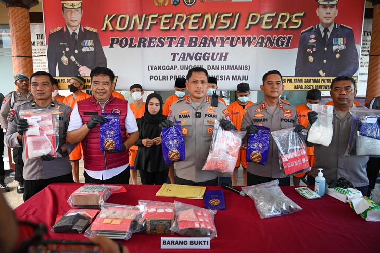 Kapolresta Kombespol Rama Samtama Putra menunjukkan barang bukti narkoba di Mapolresta Banyuwangi, Jumat sore (15/8).