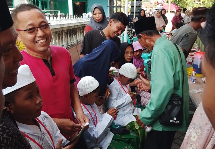 Khitanan massal warga Dusun Popongan, Desa Benelan Lor, Kecamatan Kabat yang digelar setiap tanggal 9, 10, dan 11 Syawal merupakan ungkapan rasa syukur dan melestarikan budaya gotong royong.