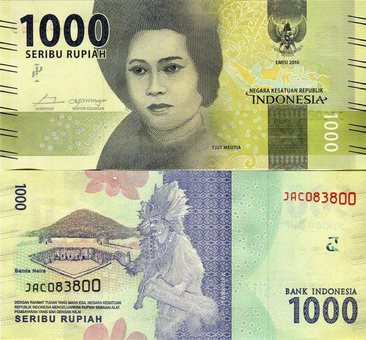 Potret Tjut Meutia dalam balutan pakaian adat Aceh dengan latar uang kertas seribu rupiah emisi 2016.