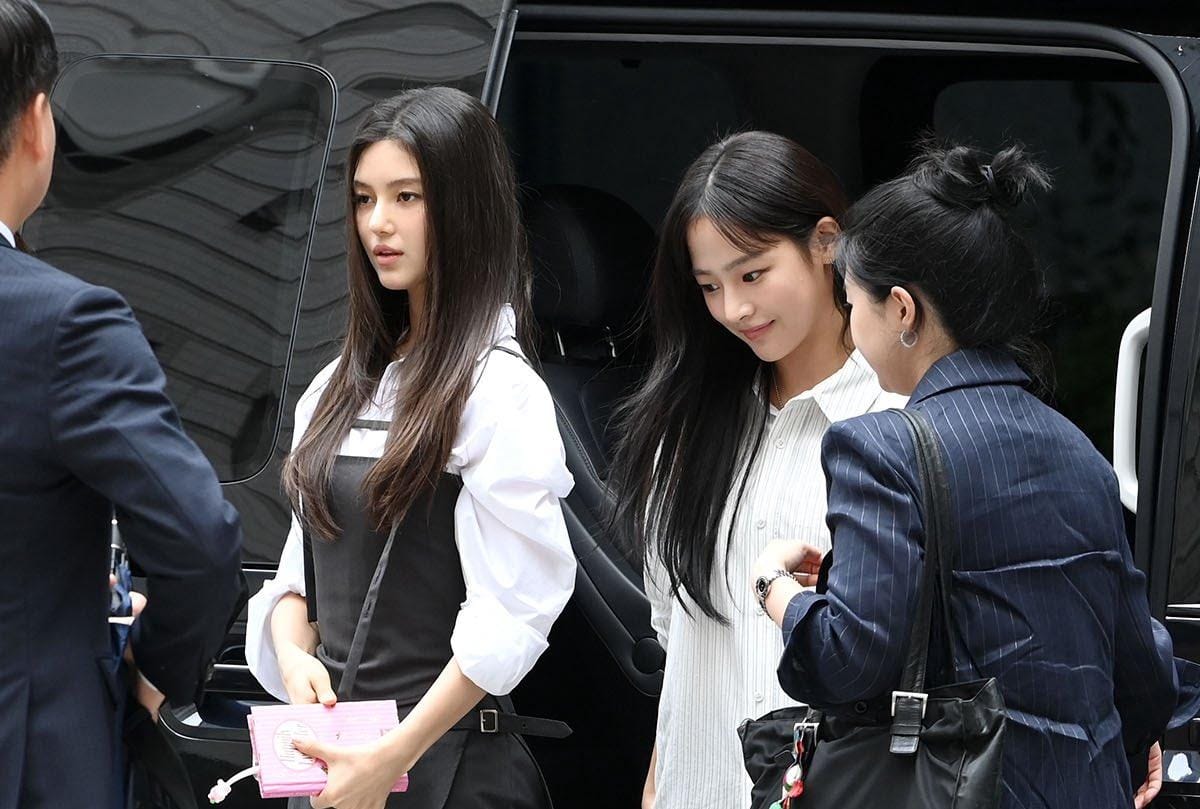 Dari lima anggota, Minji dan Danielle hadir langsung di pengadilan.