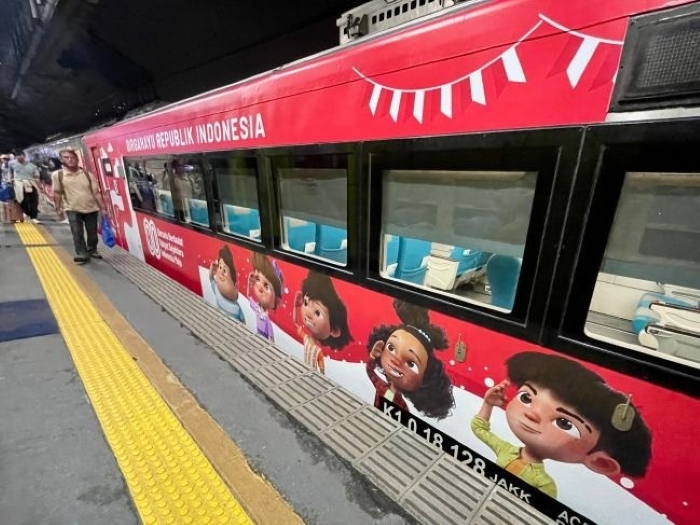 KAI Daop 1 Jakarta hias stasiun dan kereta nuansa merah putih sambut HUT ke-80 RI.
