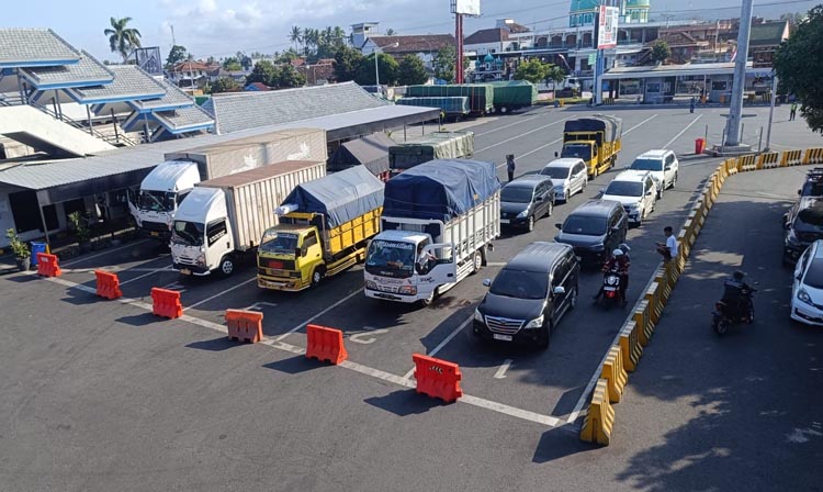IMBAS CUACA BURUK: Antrean kendaraan terpantau di dalam area kantung parkir Pelabuhan ASDP Ketapang, Jumat siang (15/8).