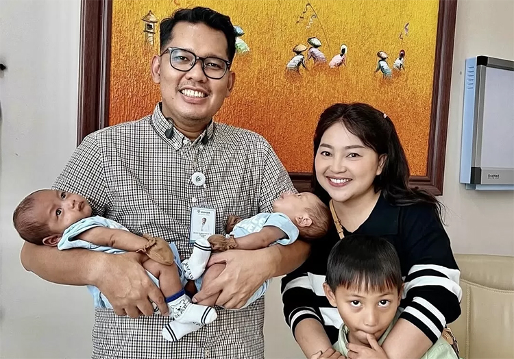 Nina Carolina alias Mpok Alpa bersama suami dan dua anak kembarnya. Mpok Alpa berpulang pada Jumat (15/8/2025).