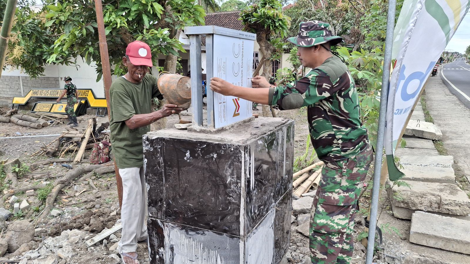 TNI dan warga kompak bangun gapura ikonik akses jembatan TMMD ke-125 di Seneporejo, wujud nyata gotong royong dan pembangunan desa.