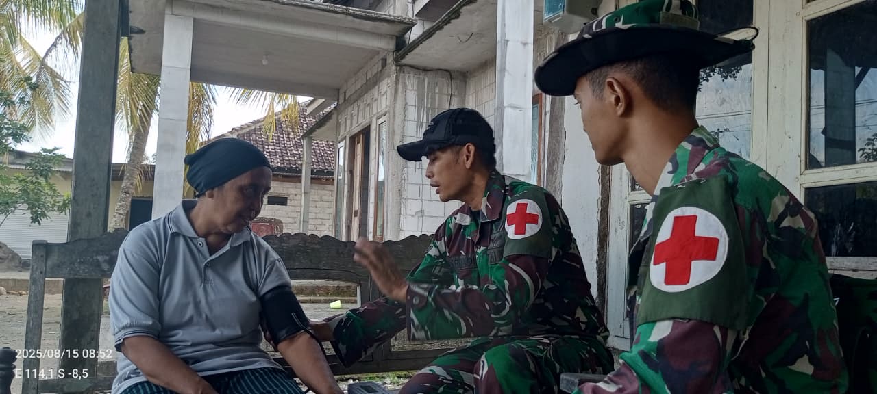 Satgas TMMD 125 Banyuwangi gerilya memberikan layanan kesehatan gratis dan vitamin kepada warga Silirsari.