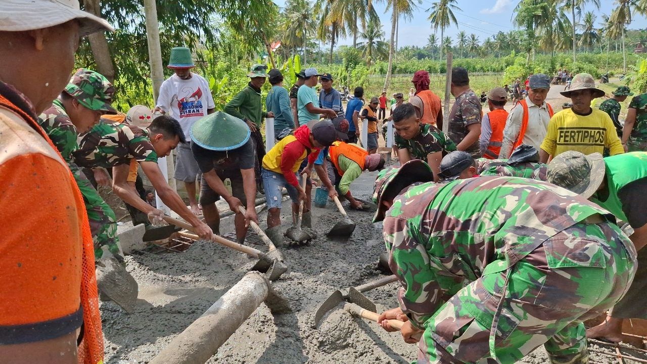 Setelah 15 tahun menanti, warga Siliragung akhirnya punya jembatan beton kokoh lewat TMMD 125, bukti nyata kemanunggalan TNI dan rakyat.