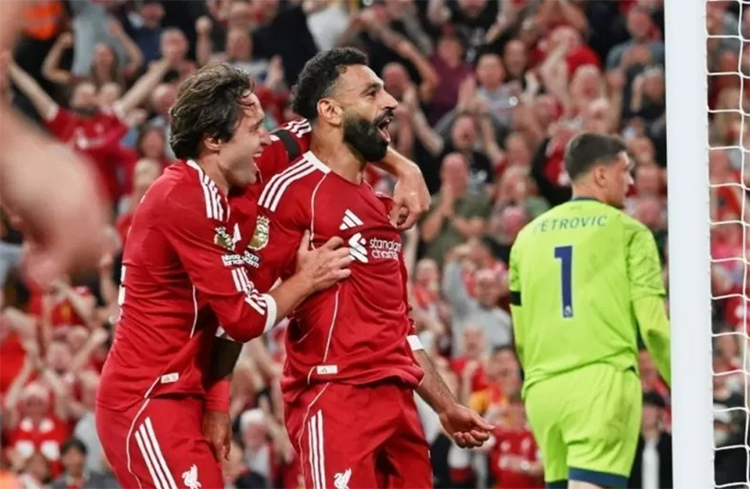 BURU SEJARAH: Arne Slot dan Salah berburu rekor di laga versus Manchester United