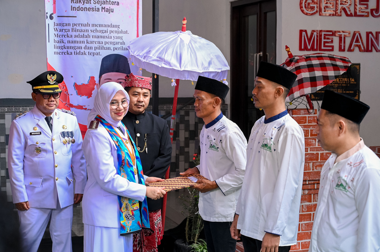 Bupati Ipuk Fiestiandani didampingi Wabup Mujiono dan Kalapas Wayan Nurastra Wibawa menyerahkan remisi kepada warga binaan, Minggu (17/8).