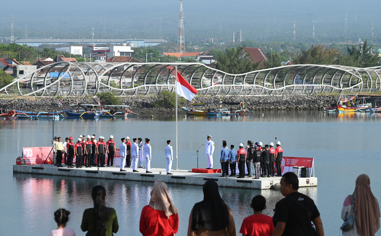Detik-detik peringatan HUT ke-80 RI berlangsung khidmat di atas dermaga beton terapung di muara Marina Boom, Sabtu (17/8).